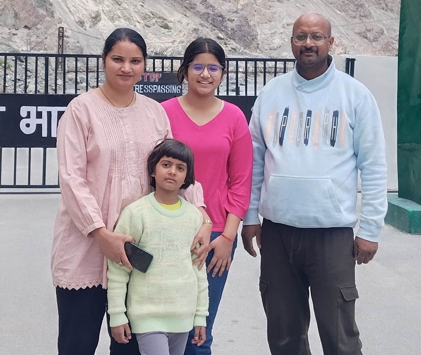 हाईस्कुल में टापर आरोही मौर्या अपने परिवार के साथ । स्रोत परिजन