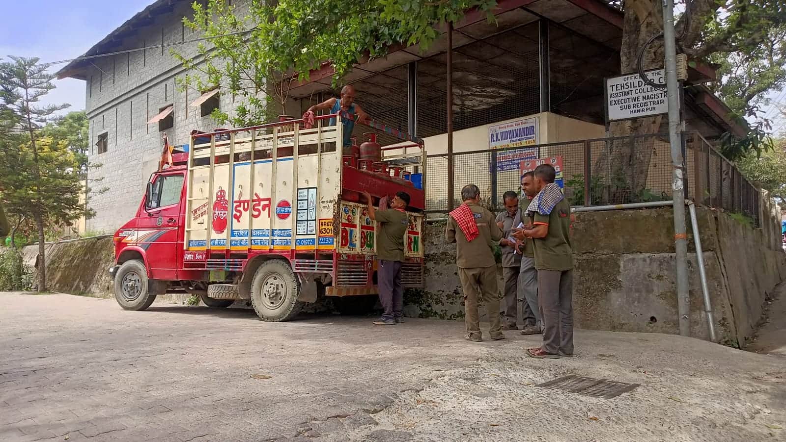 गैस सिलिंडर की गाड़ी। संवाद