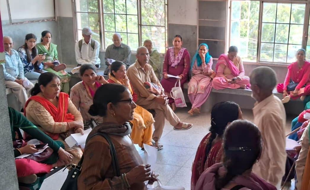 जोगिंद्रनगर अस्पताल में अपनी बारी का इंतजार करते मरीज। स्रोत जागरूक पाठक