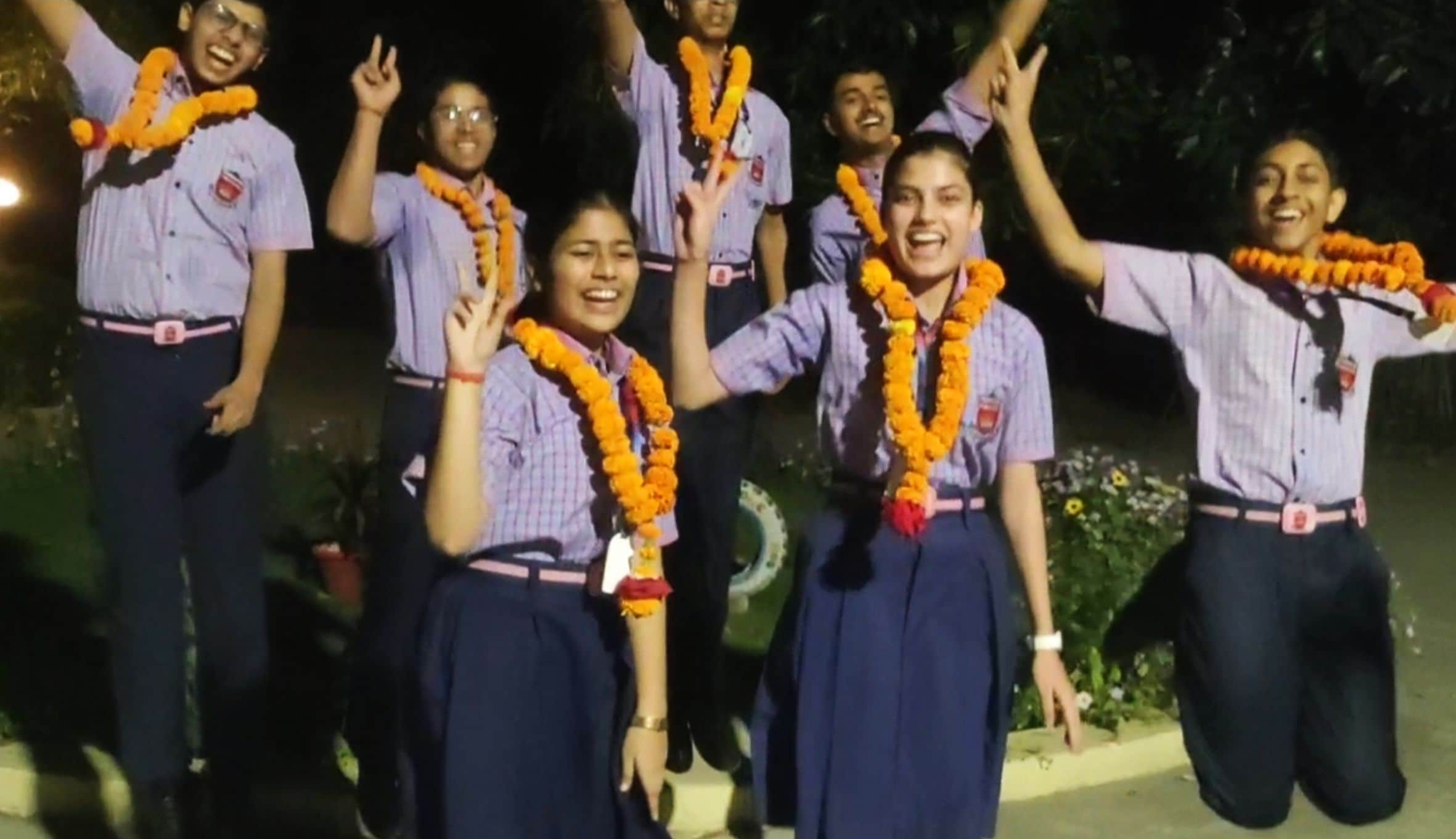 जगदीशपुर के इंडोरामा में परीक्षा में पास होने के बाद खुशी मनाते बच्चे। -संवाद