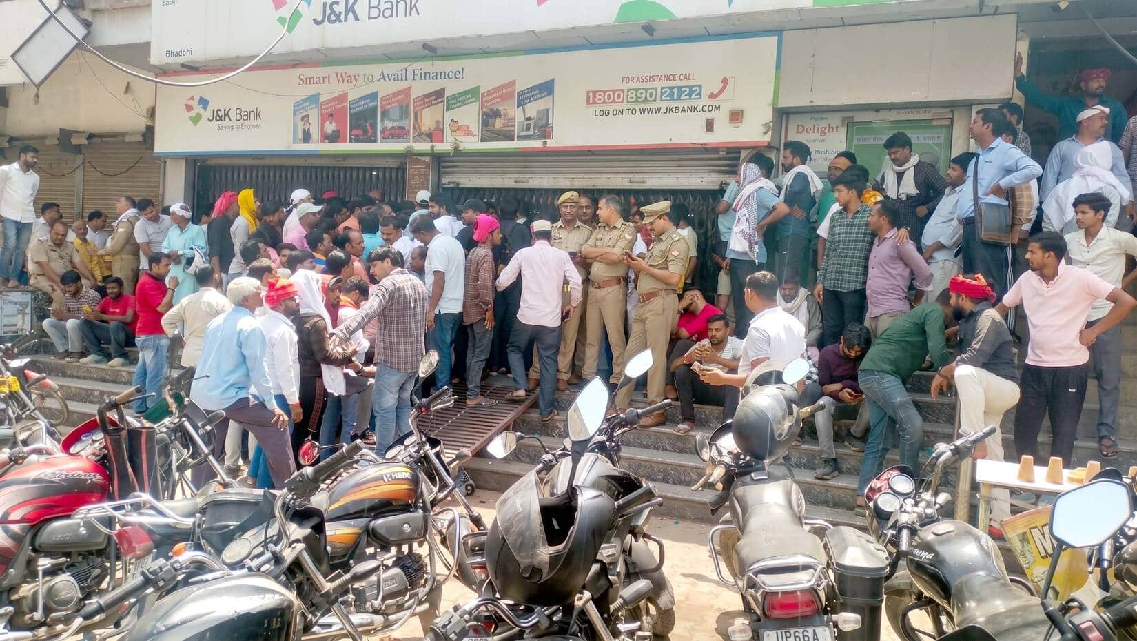 जेके बैंक के बाहर अमरनाथ यात्रा के पंजीकरण के लिए खड़े लोग। स्रोत- संवाद