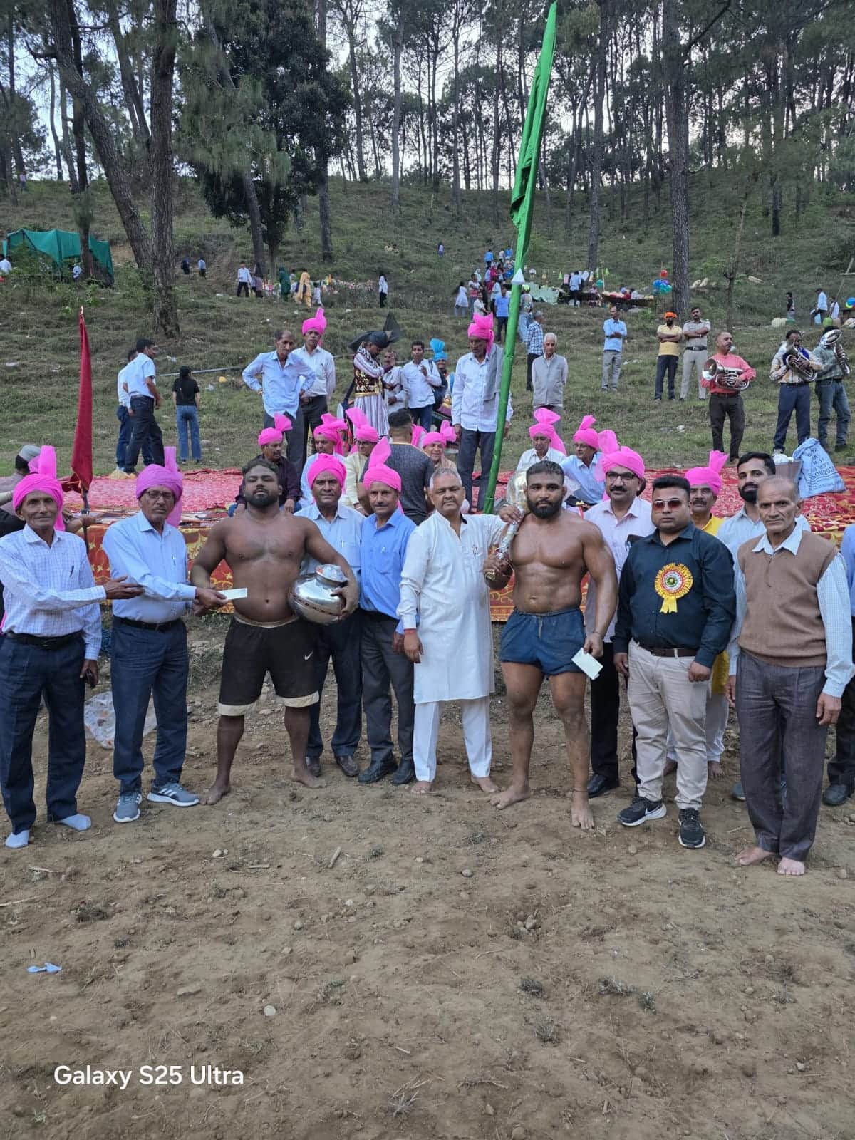 जोल में आयोजित दंगल में विजेता पहलवानों को सम्मानित करते कमेटी सदस्य। स्रोत जागरूक पाठक