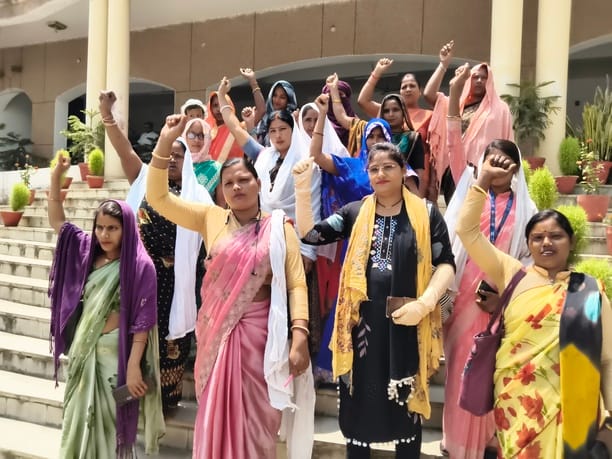 Group Sakhis stage protest over non-receipt of honorarium.