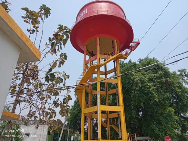 कसया क्षेत्र के भैंसहा सदर गांव के नौका टोला स्थित ओवरहेड टैंक।संवाद