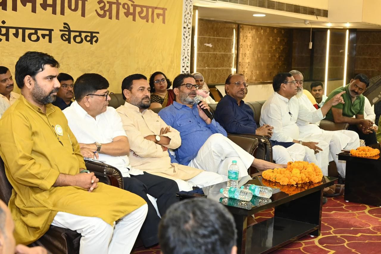 किशनगंज में सवालों का जवाब देते प्रशांत किशोर