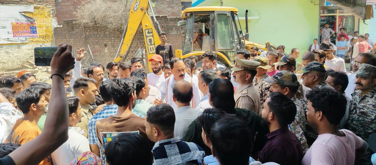 Uproar during encroachment removal, altercation with police