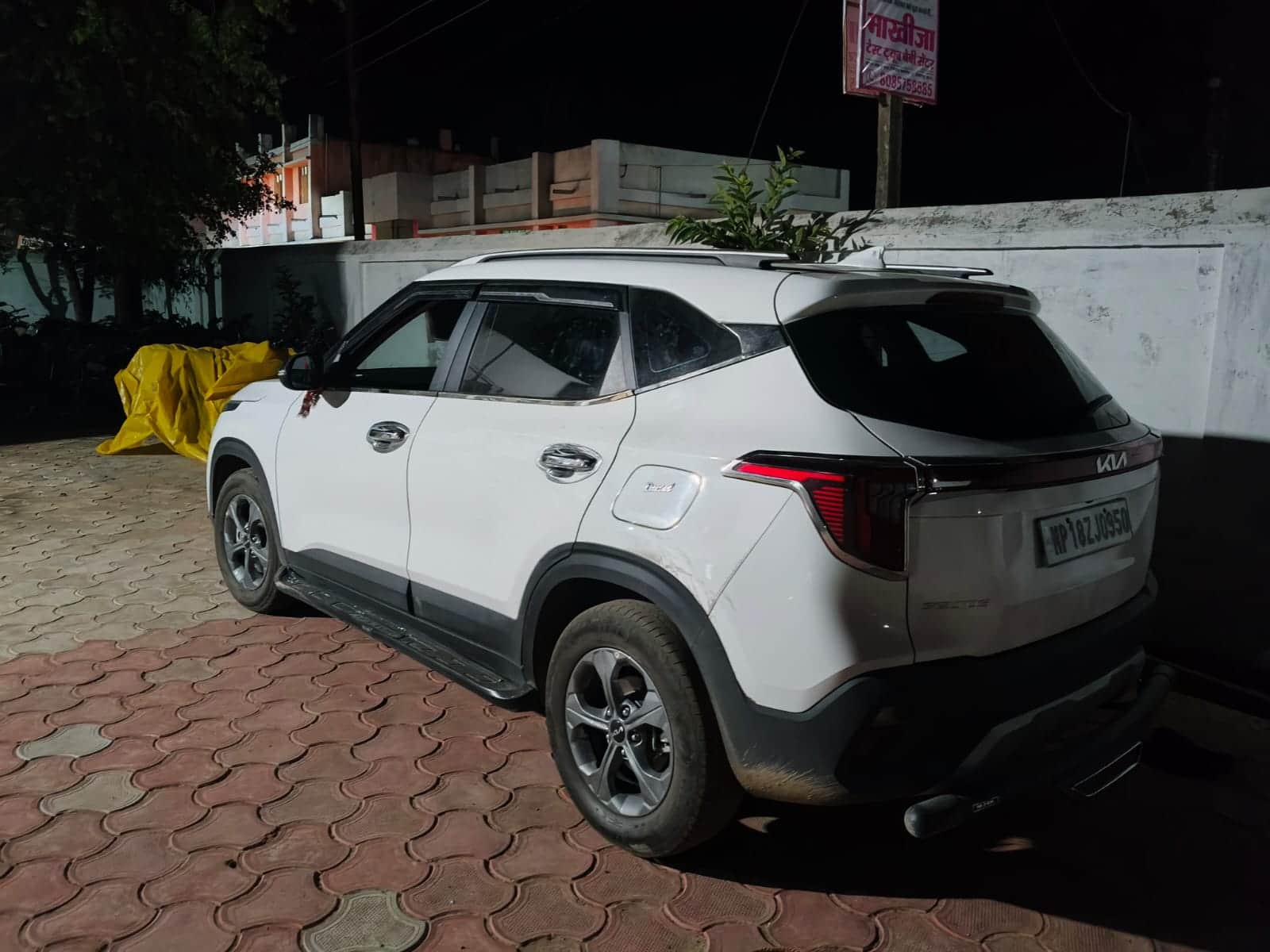 मौके से मिली थी सफेद कार।