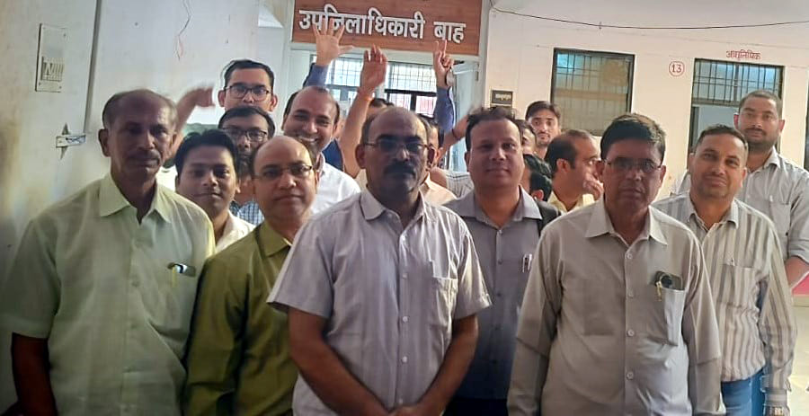 Opposition to the duty of principals and teachers in the Municipal Corporation census, memorandum submitted to SDM, said- studies will be disrupted, if needed, duty should be assigned in outside area.