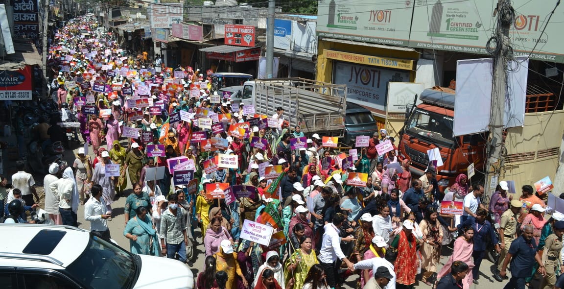 Salutations were made with a shower of flowers, women power looked enthusiastic... slogans of Mother India echoed.