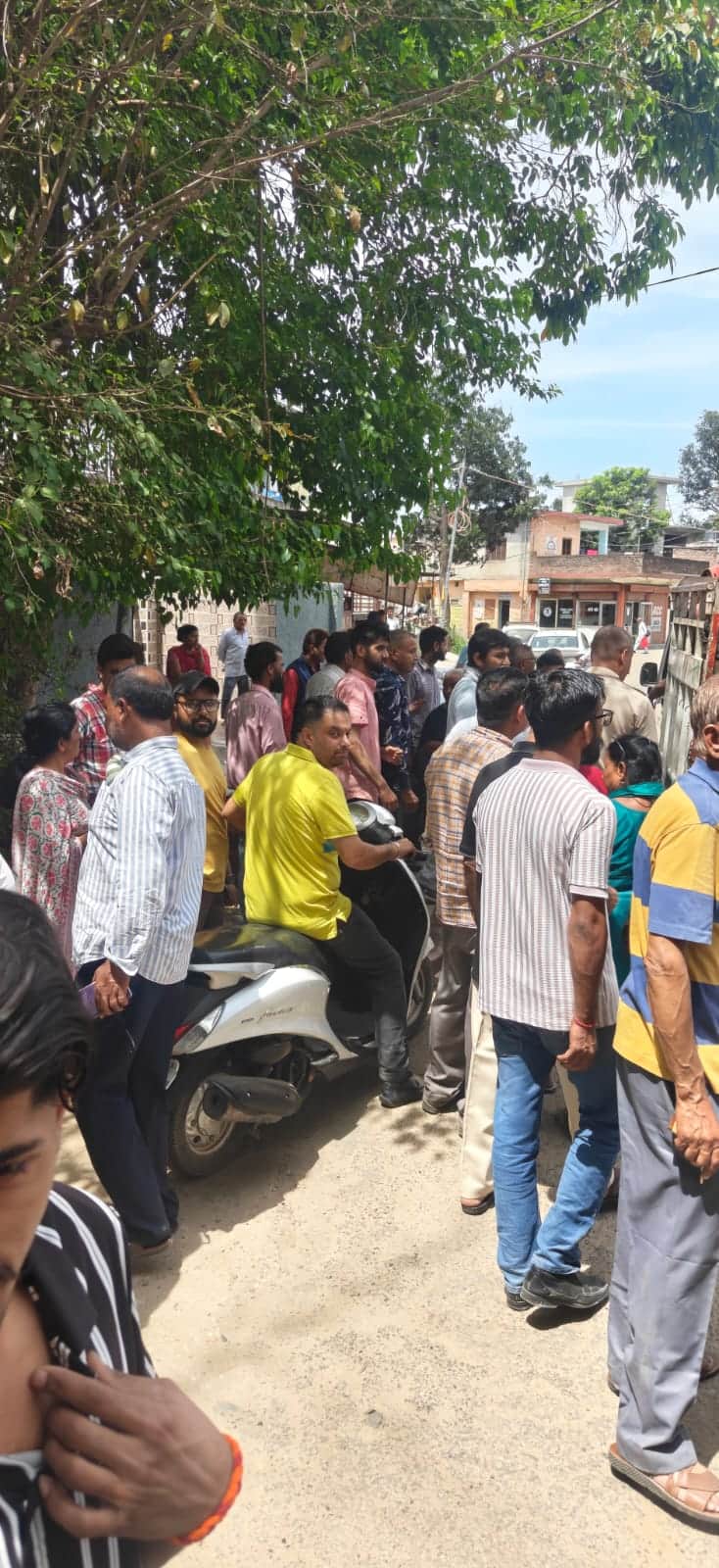 नादौन के वार्ड एक में सिलिंडर लेने के  लिए इकट्ठा हुए लोग। स्रोत : जागरूक पाठक