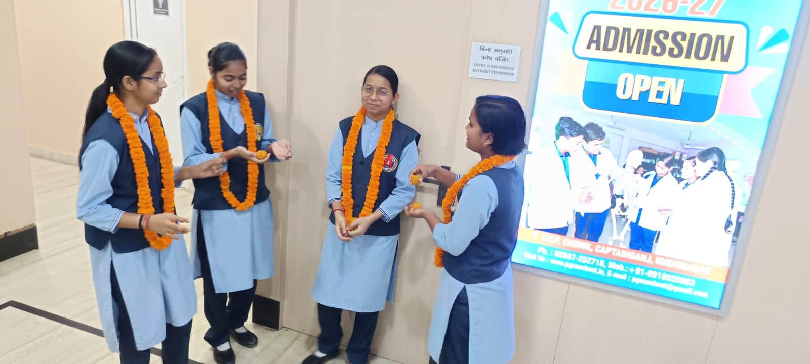 पीजी सीनियर सेकेंडरी स्कूल कप्तानगंज में 98 प्रतिशत पाने वाले छात्रा अनन्या सिंह अपने सहपाठी के