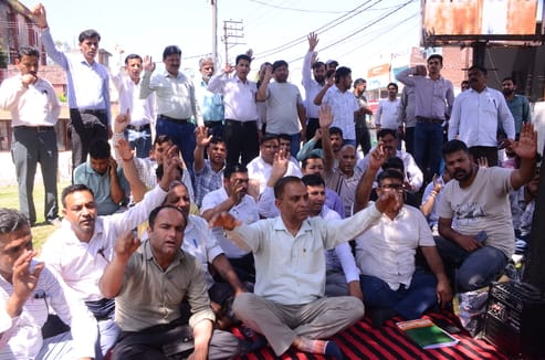पटवारियों ने कठुआ में अपनी मांगों को लेकर दिया धरना संवाद