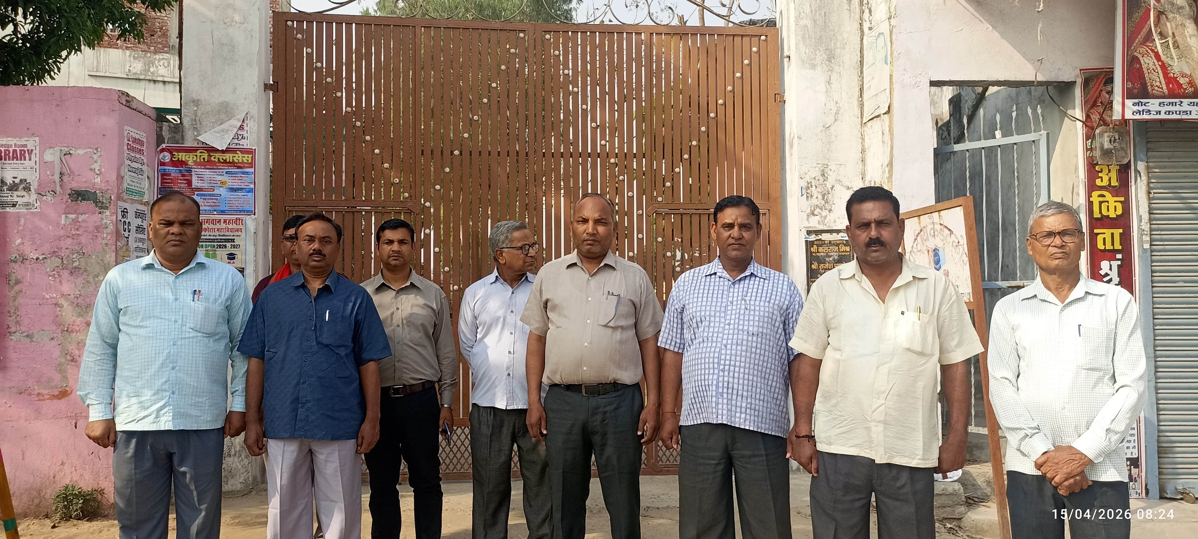 पावानगर महावीर इंटर काॅलेज के गेट गेट पर खड़े होकर शासनादेश के अनुसार विद्यालय संचालन की मांग क