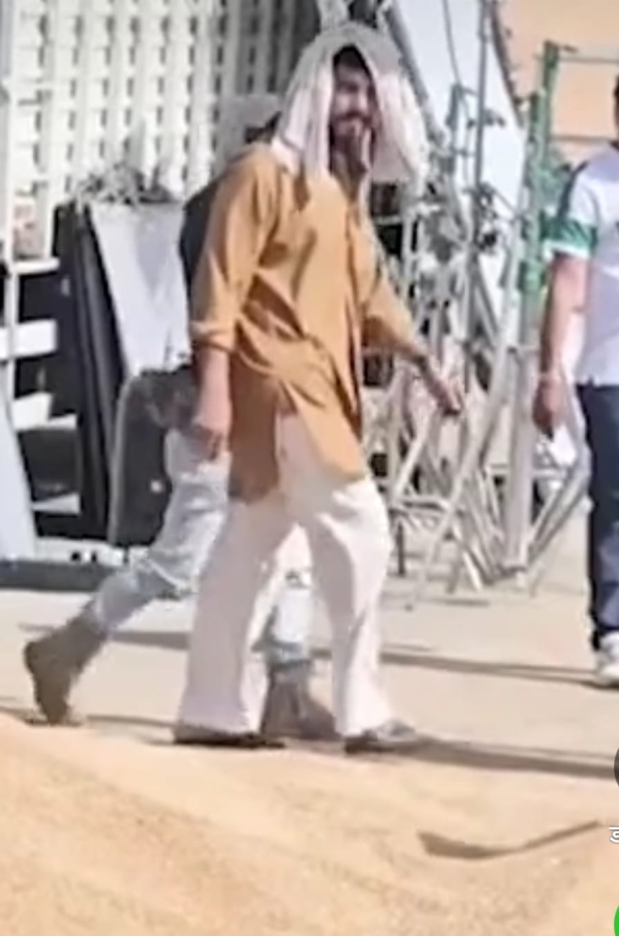 Actor Randeep Hooda was seen in a desi style, wearing a kurta-pyjama and a parna on his head.