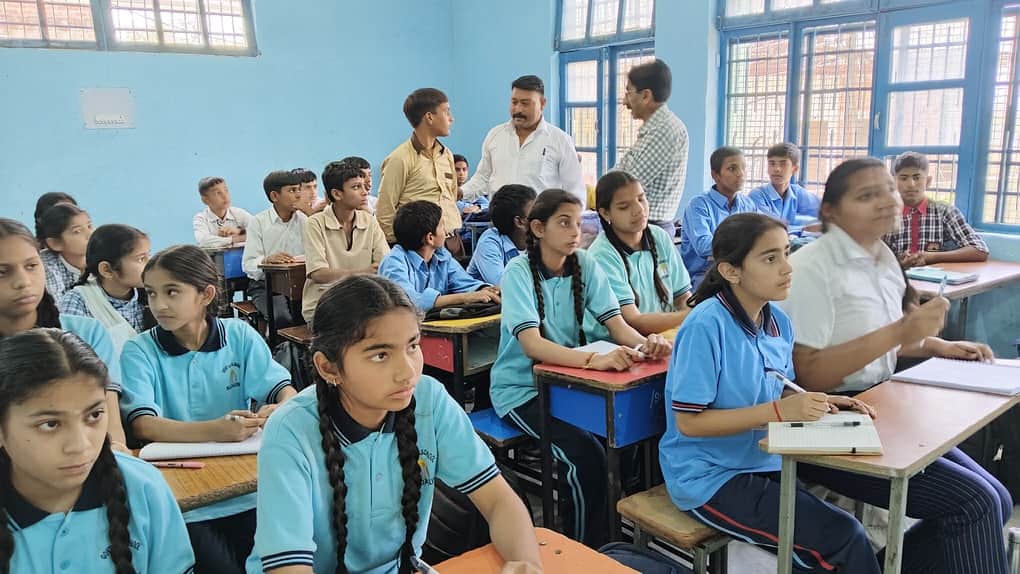 राजकीय वरिष्ठ माध्यिमक पाठशाला नादौन में एक साथ शिक्षा ग्रहण करते विद्यार्थी। स्रोत : संस्थान