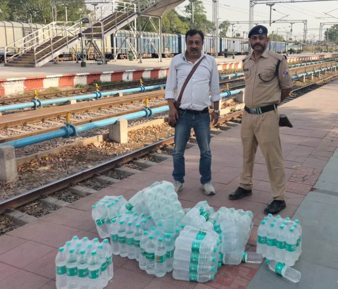 रेलवे जंक्शन पर काशी विश्वनाथ एक्सप्रेस ट्रेन बरामद अवैध पानी। विभाग