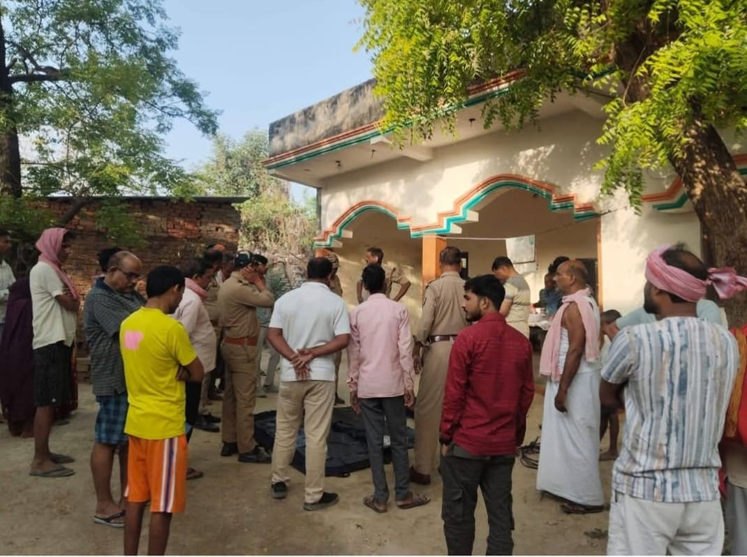 Dead body of a youth found hanging from a neem tree