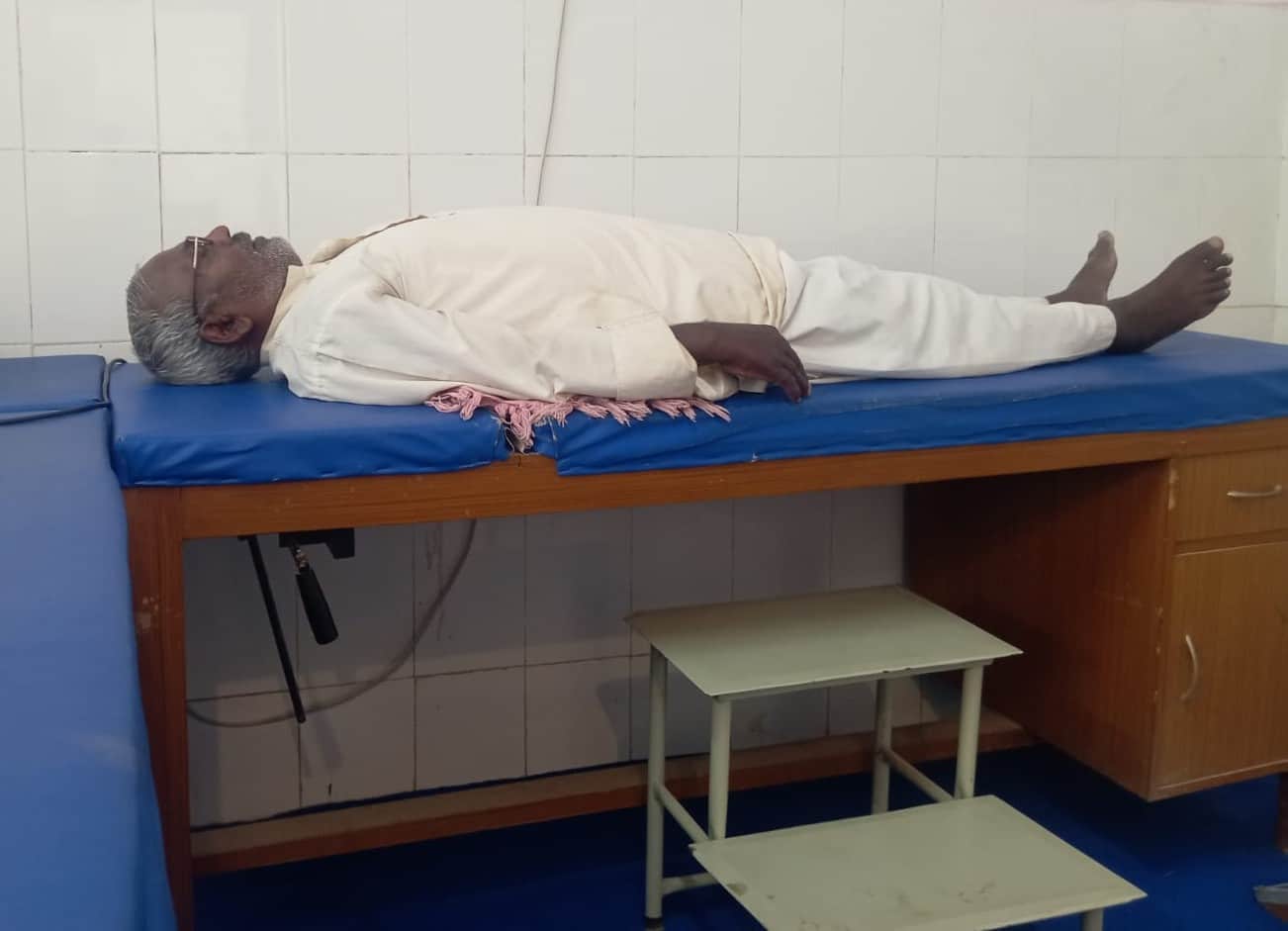 सौ शय्या असपताल में मरीज की हो रही फिजियोथेरेपी। संवाद