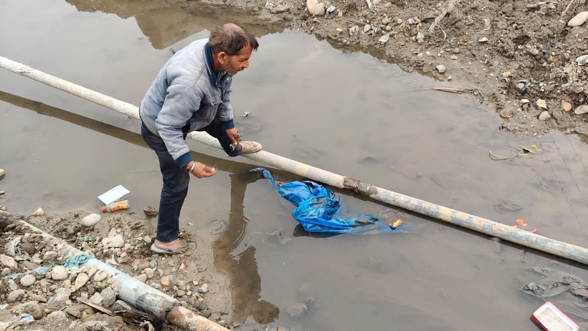 Jammu News: पाइप टूटे, लीकेज से नलों तक नहीं पहुंच रहा पानी