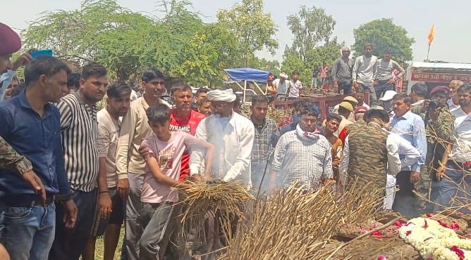 Subedar Vijaypal Singh merged into the five elements, he suffered a heart attack while on duty, the brave son was given a final farewell with military honours, Nagla Mauhar echoed with patriotic slogans, and people paid tribute to the martyr.