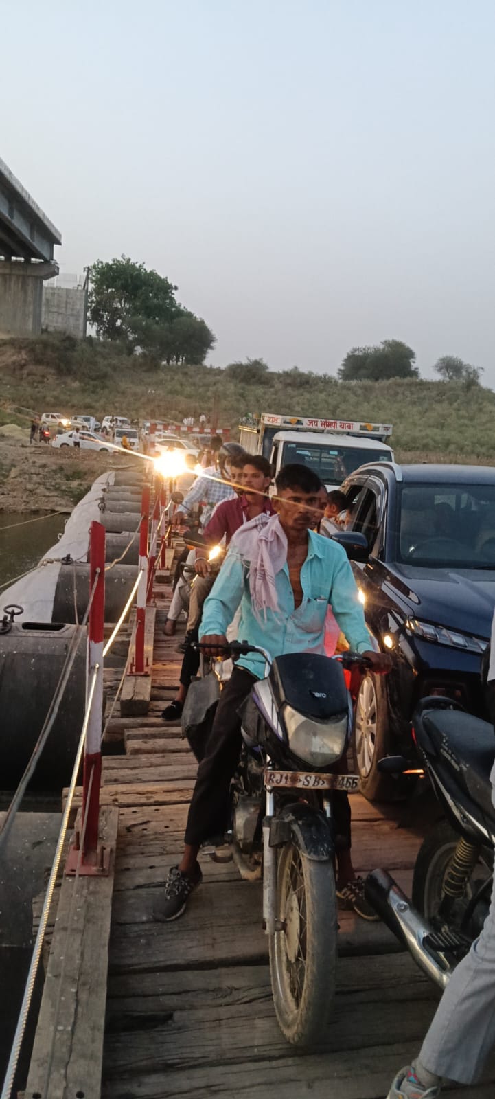 The wedding crowd slowed down, the Chambal pontoon bridge was jammed for hours, and people groaned due to the massive traffic jam from the main markets of Pinahat to the Chambal Ghat.