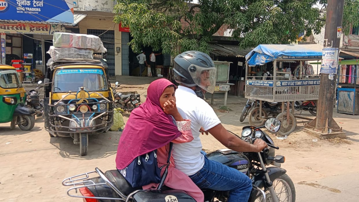 The heat increased due to the strong sunlight, causing trouble to pedestrians.