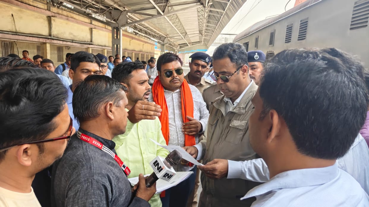 Arrangements for cleanliness, shelters, drinking water facilities, and fans should be made at Shaktinagar Railway Station.