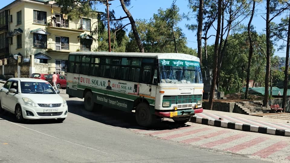 ट्राला स्टैंड हमीरपुर के पास खराब सरकारी बस। संवाद