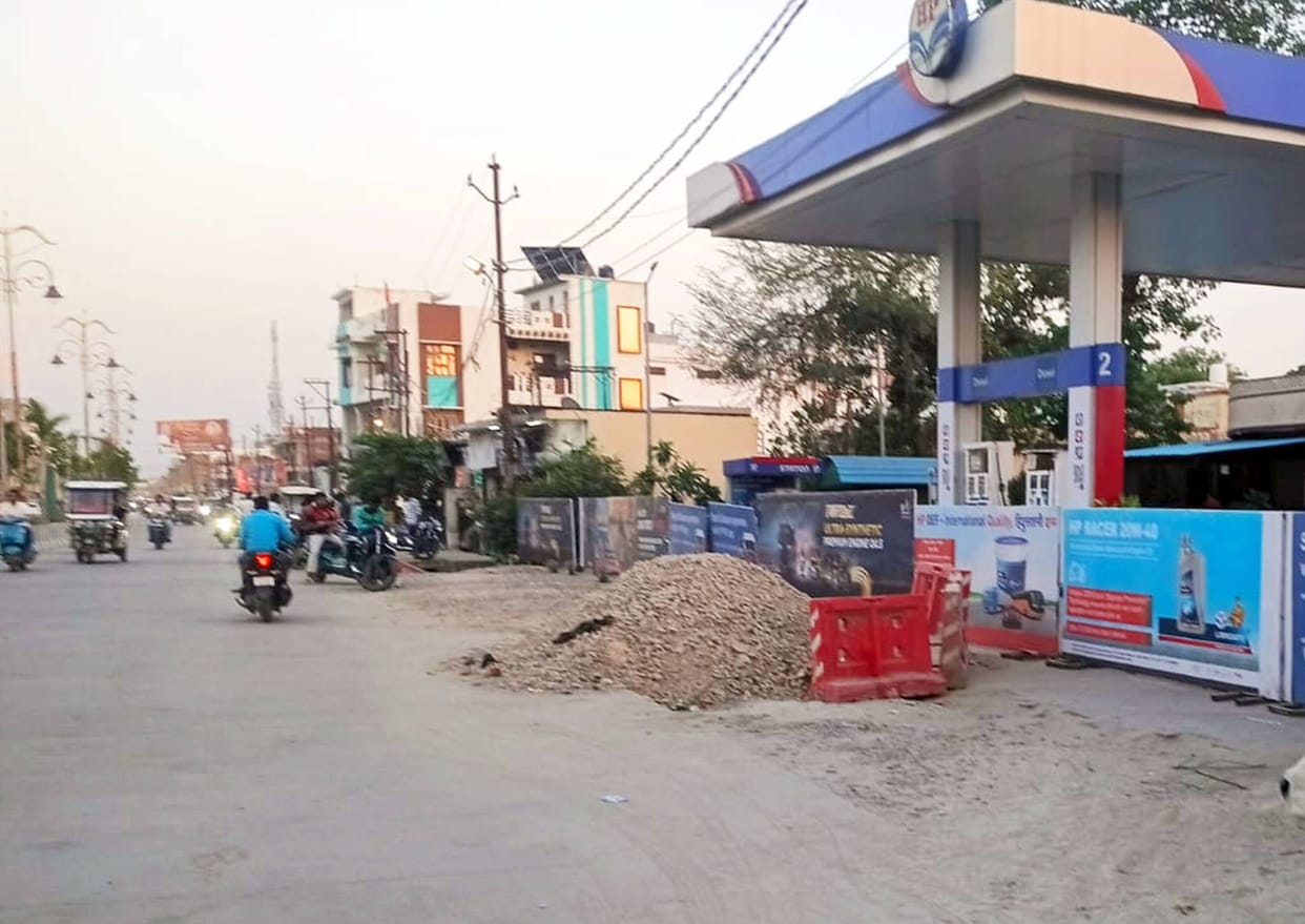 Oil crisis disrupts public life, petrol pumps display 'no stock' signs