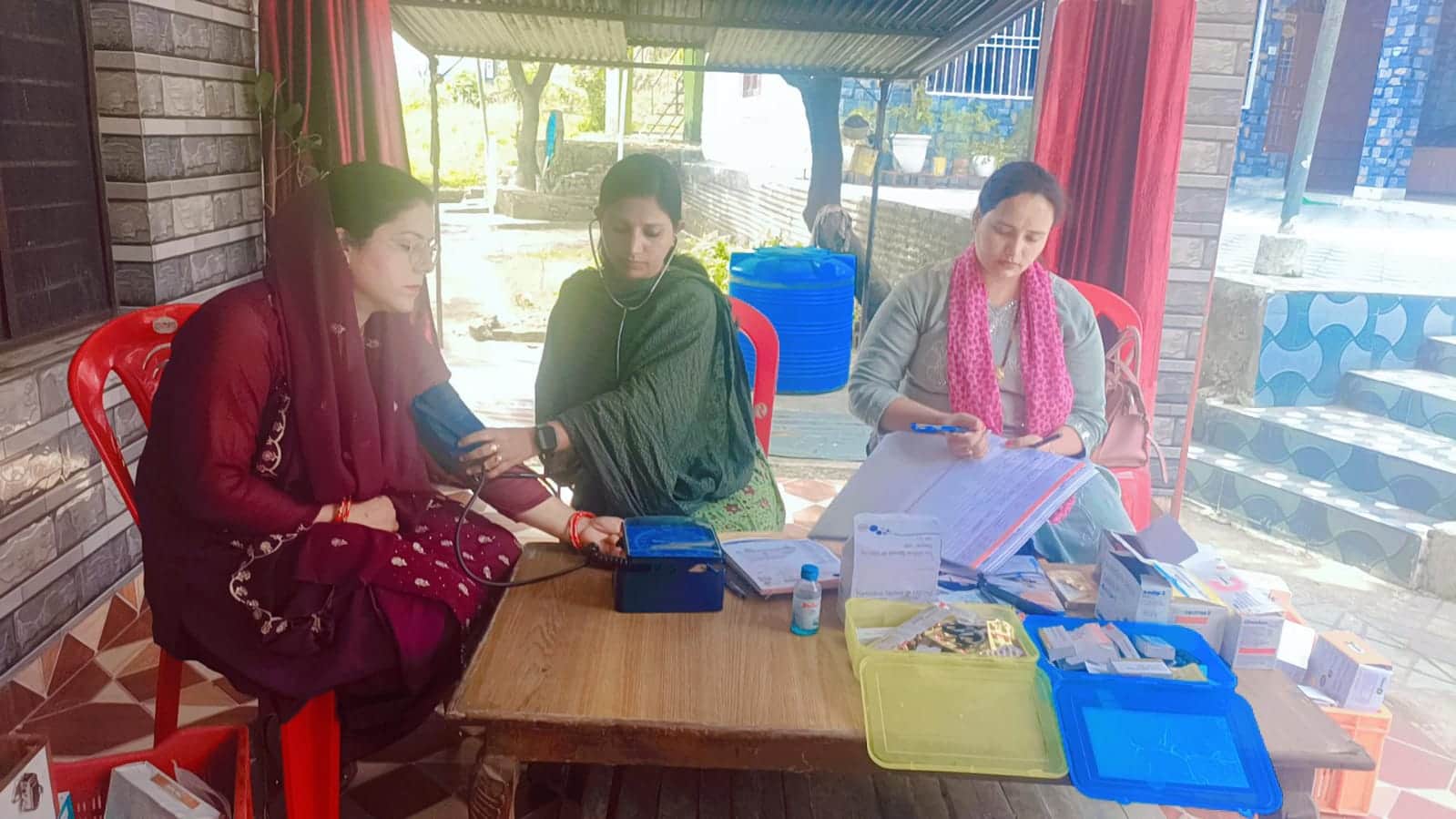 धंगोटा पंचायत में लोगों के स्वास्थ्य की जांच करते चिकित्सक। स्रोत : टीम