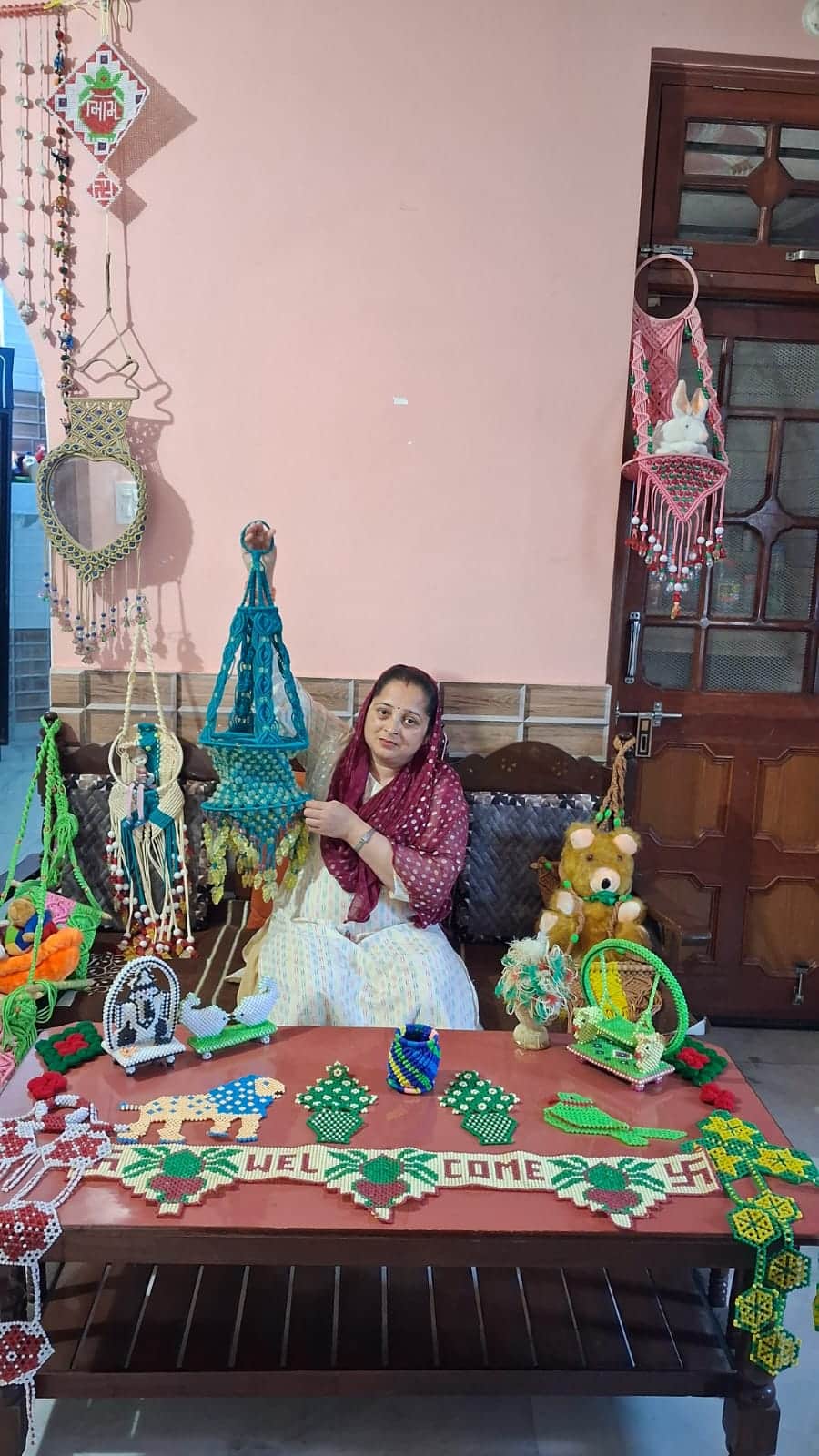 धयोटा गांव की अनुराधा ने मैक्रेम से बनाए गए सजावटी उत्पादों को दिखाते  हुए। संवाद