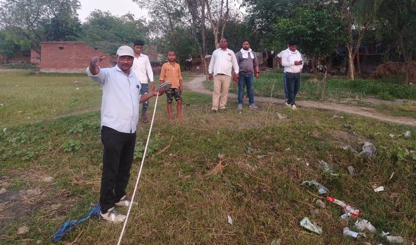 उप स्वास्थ्य केंद्र के लिए जमीन चिन्हित करते तहसीलदार सुनील कुमार।स्रोत विभाग