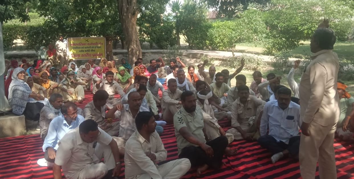 Sanitation workers halted work for three hours over their demands, expressing their resentment.