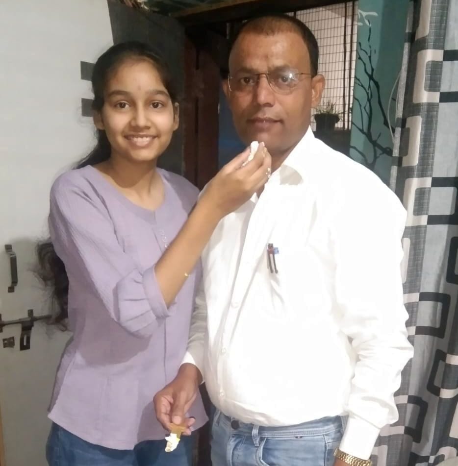 Studying for 5 Hours Daily, Akshita Becomes a Topper.