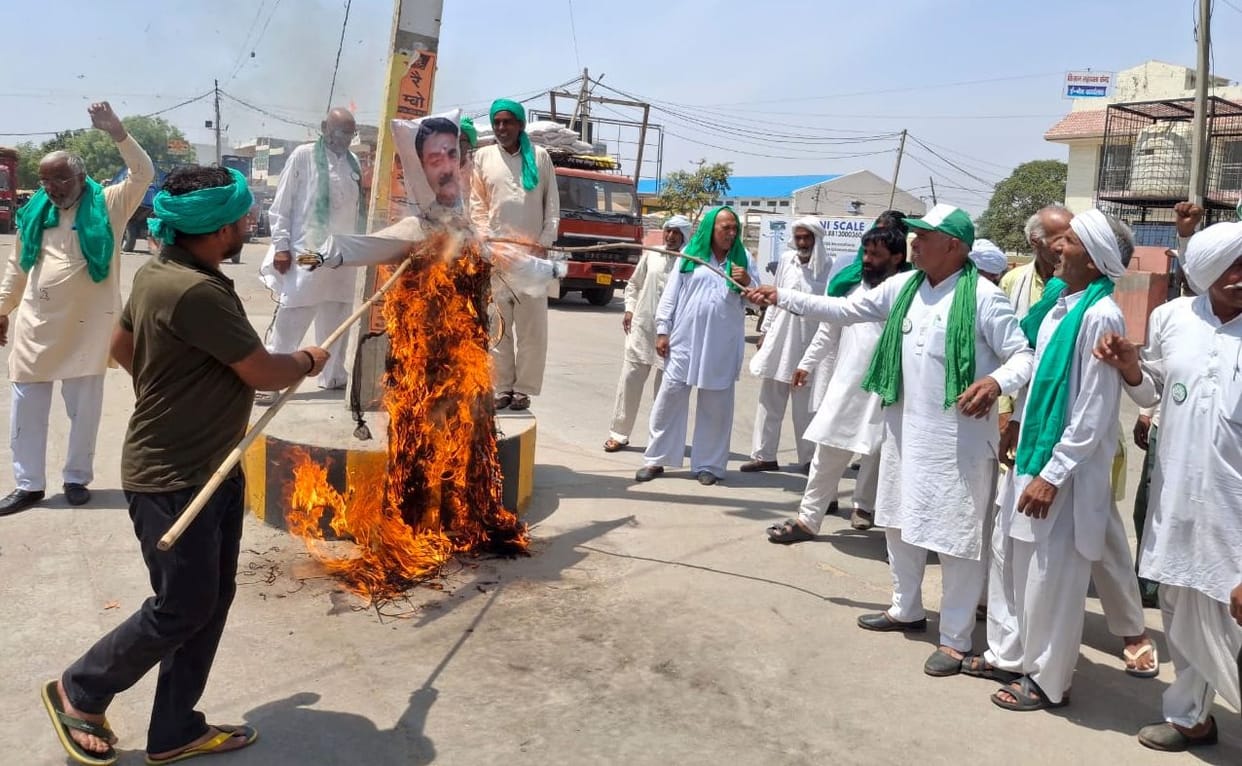 BKU burns effigy of Deputy Speaker Dr. Krishna Middha.