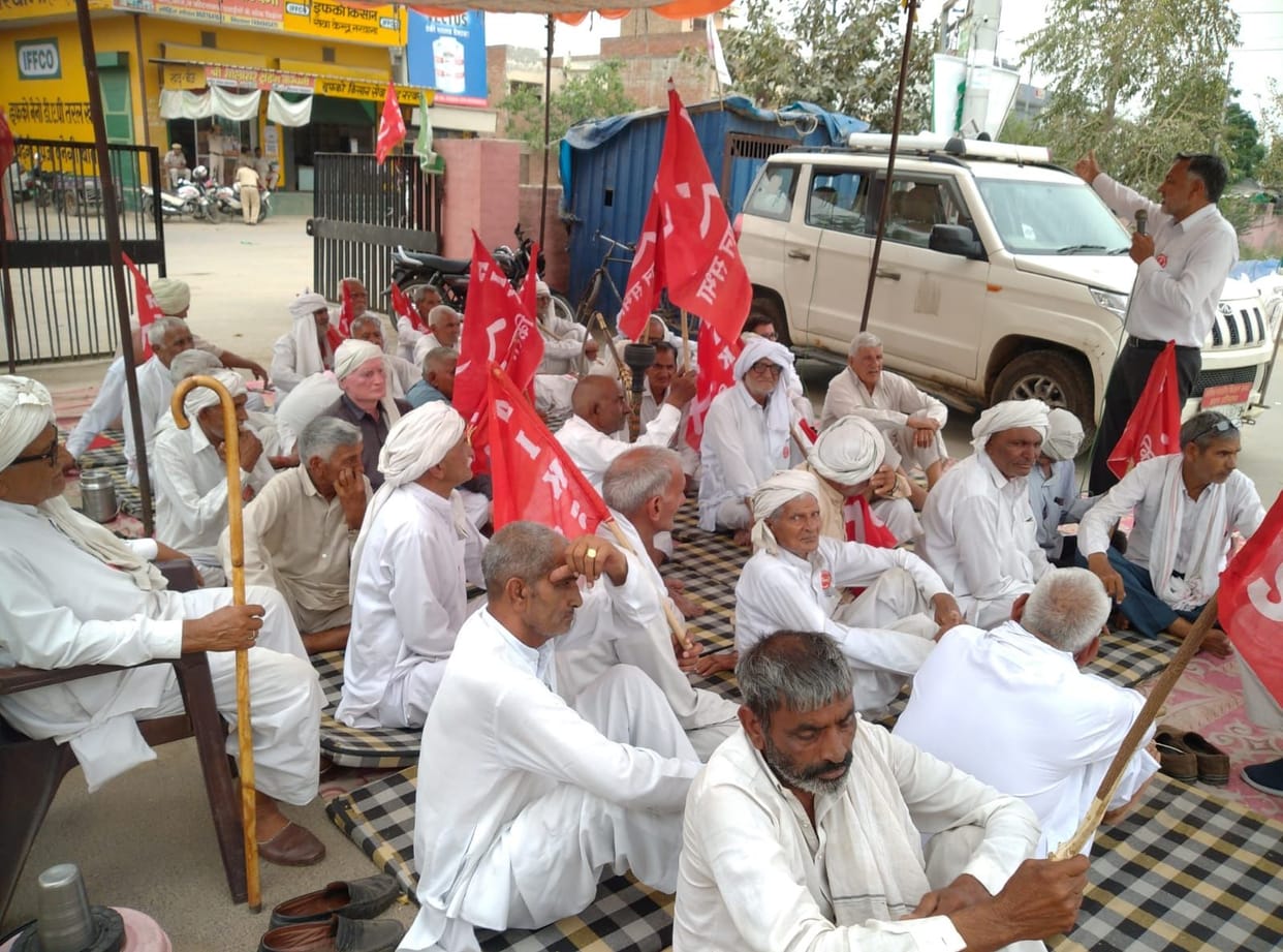 Samyukt Kisan Morcha's sit-in protest against the new crop procurement rules continues.