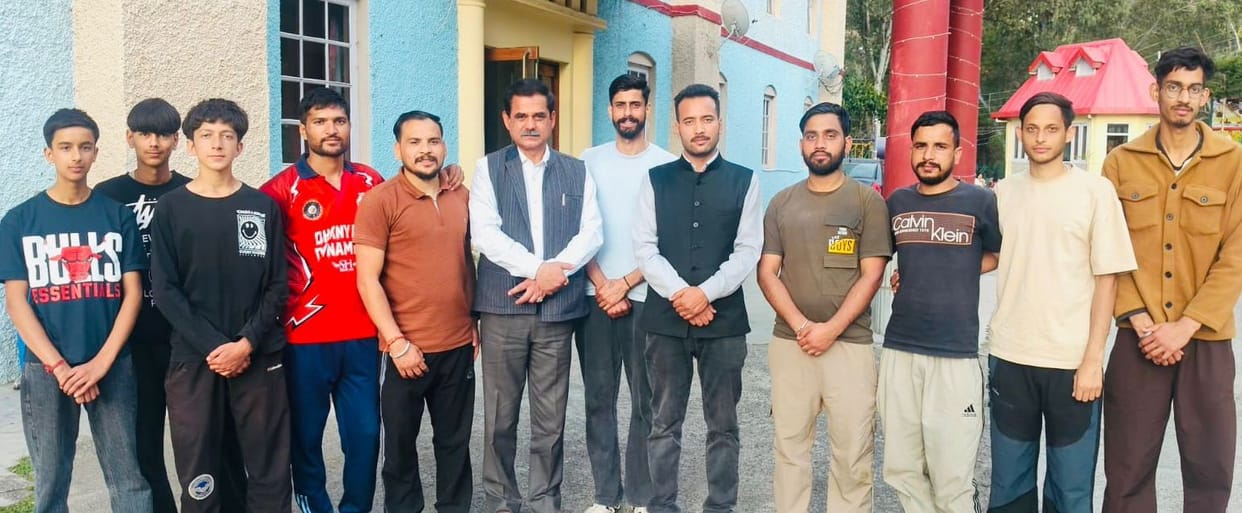 The youth of Baraili Panchayat met MLA Sanjay Awasthi.