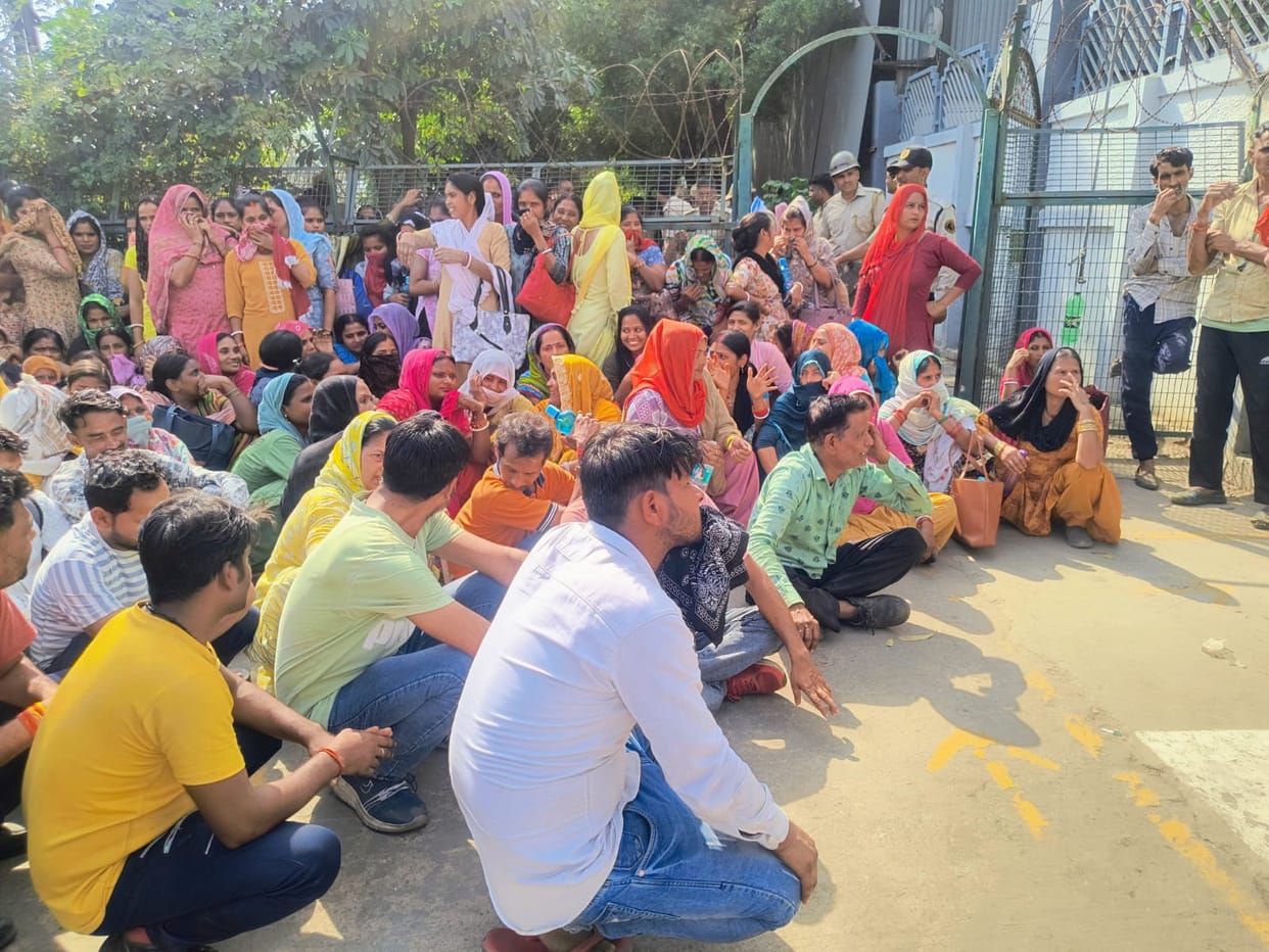 Demand for a Salary Workers State We Receive Neither Leave Nor Any Bonus