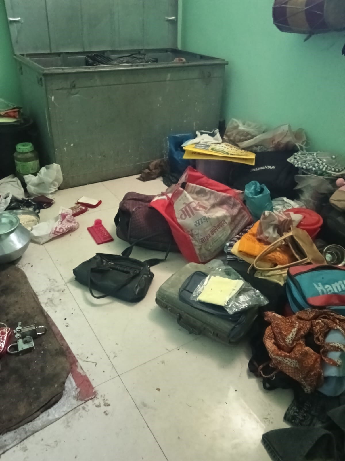 Thieves stole jewelry and cash worth 22 lakh from two houses