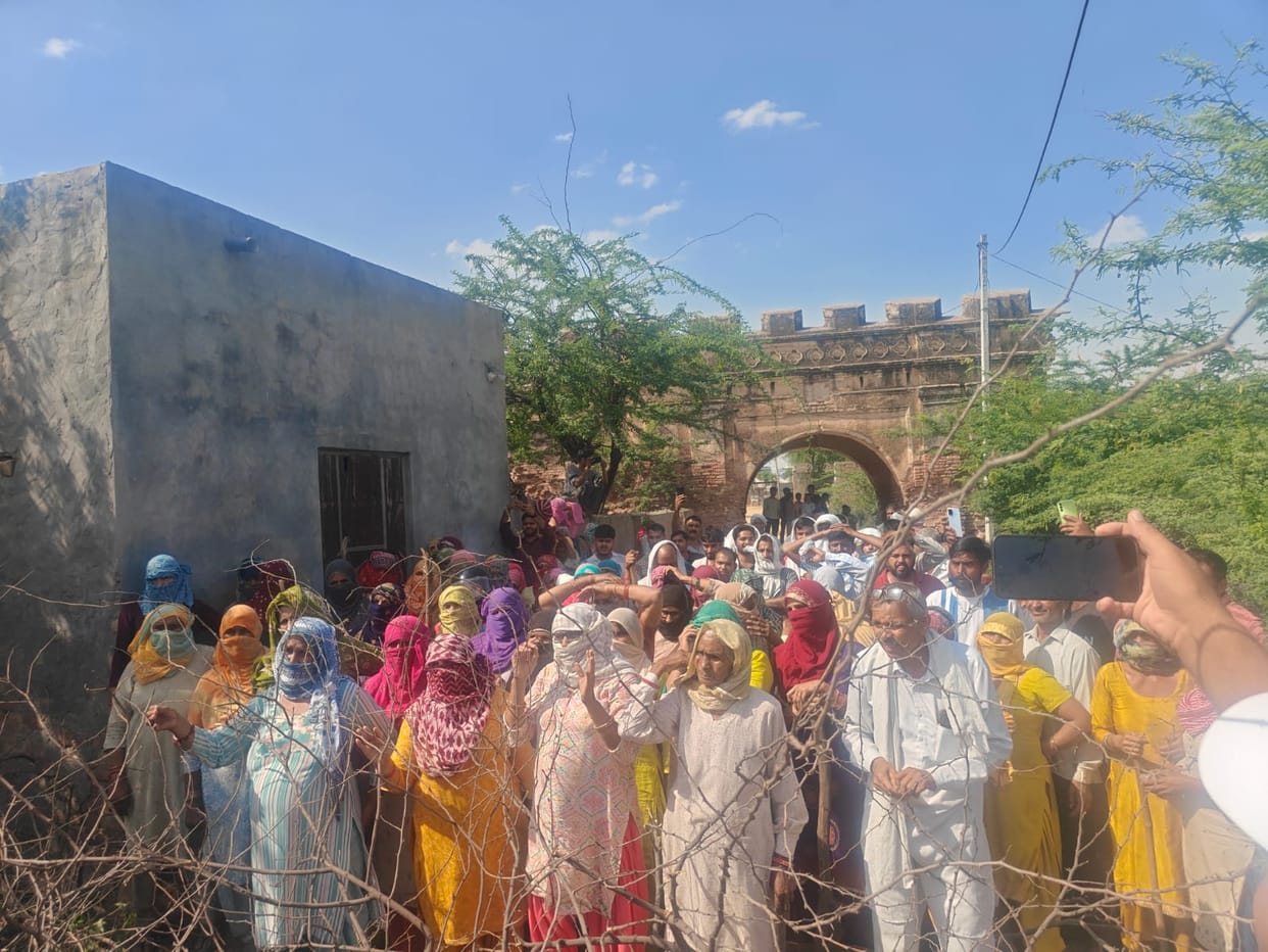 The team that went to mark the land in Dhana Kalan was opposed and returned empty-handed.