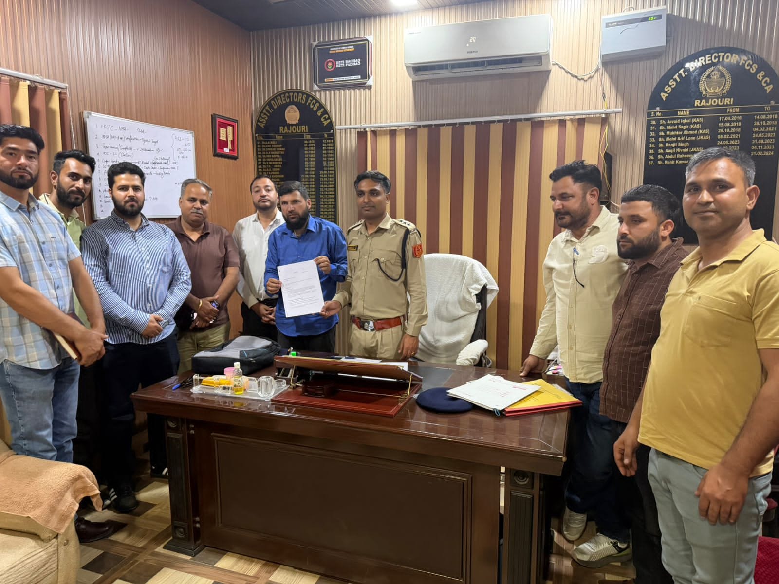 एलपीजी वितरकों ने डिलीवरी नियमों में तत्काल राहत की मांग को लेकर ज्ञापन सौंप।