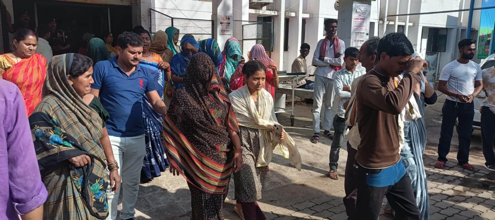 फोटो 16 एचएएमपी 29- घटना के बाद रोते-बिलखते परिजन। संवाद