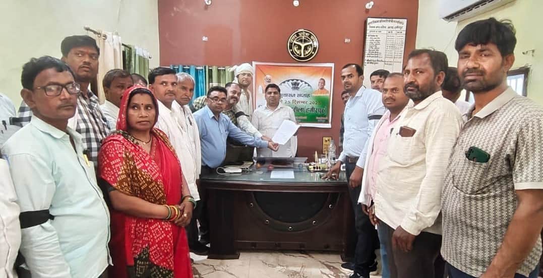 फोटो 16 एचएएमपी 34- खंड विकास अधिकारी को ज्ञापन सौंपते कर्मचारी।   संवाद