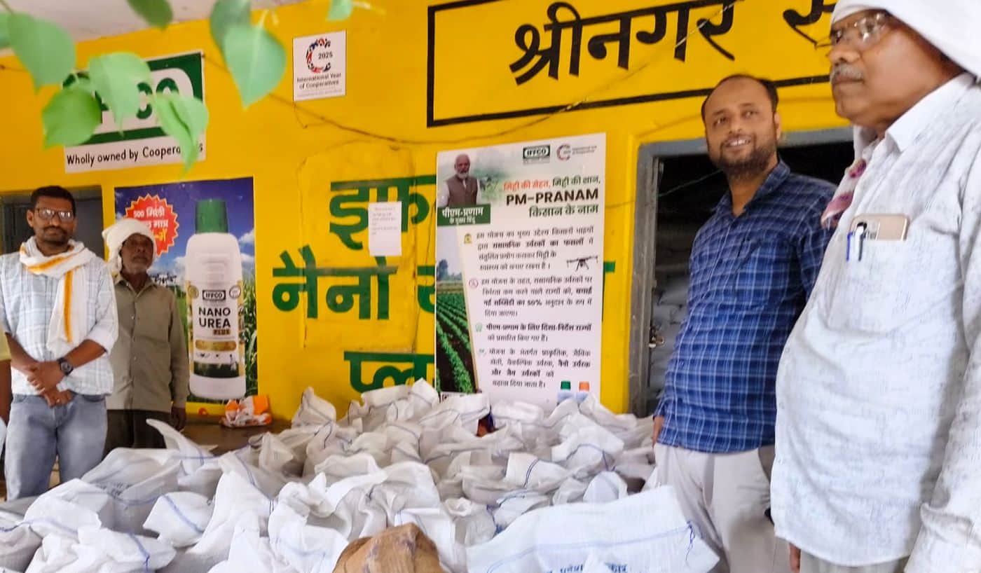 फोटो 16 एमएएचपी 32 परिचय-गेहूं क्रय केंद्र के निरीक्षण में किसानोंं से जानकारी लेते नायब तहसीलद