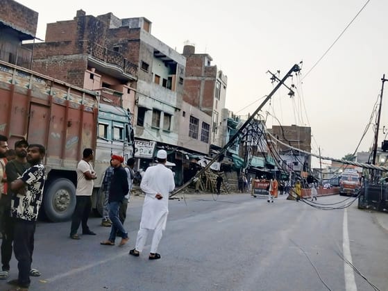 Truck hits electric pole, power supply disrupted for more than eight hours