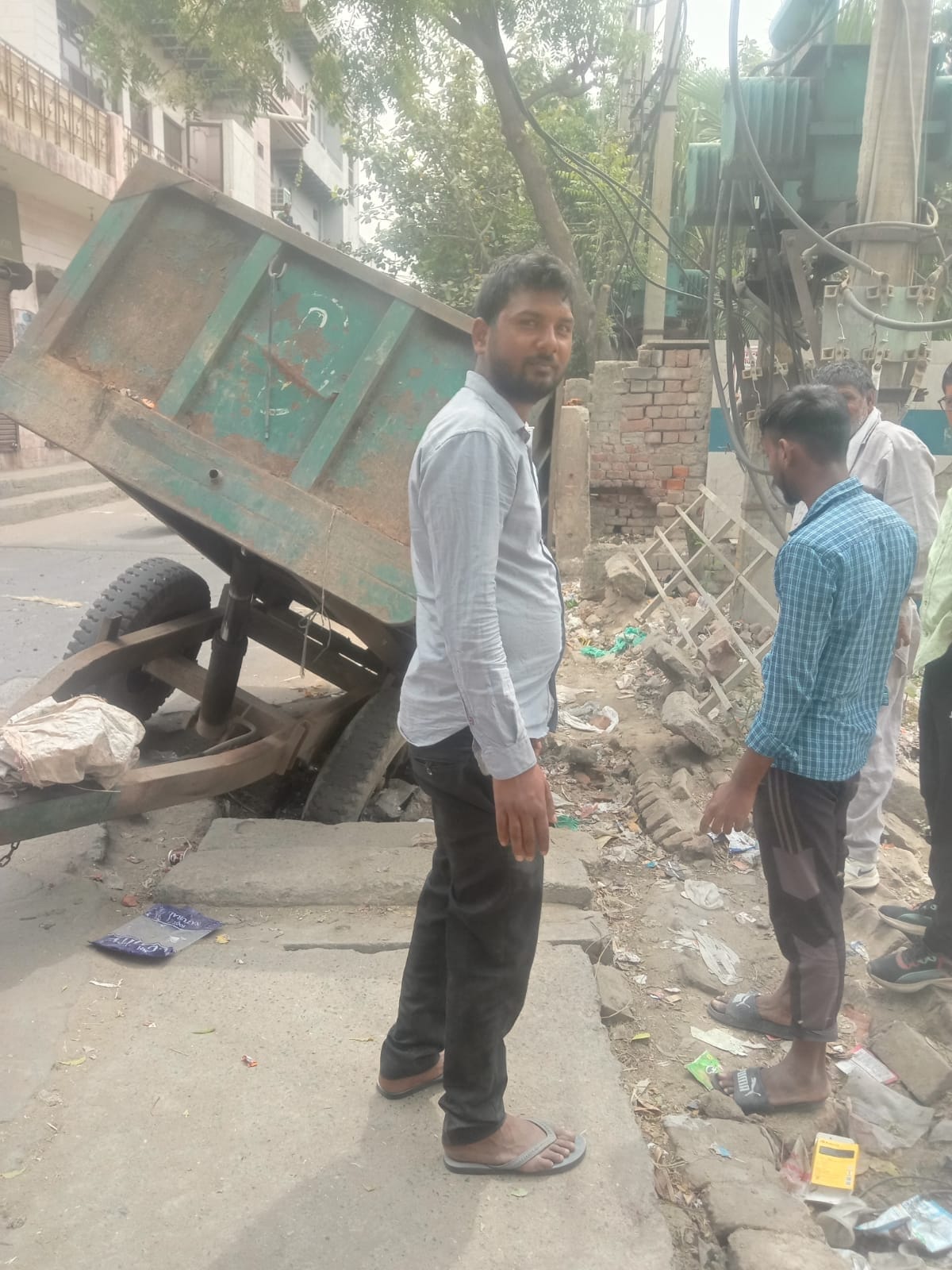 Open drains cause problems, vehicles get stuck, demand for cleaning and covering intensifies