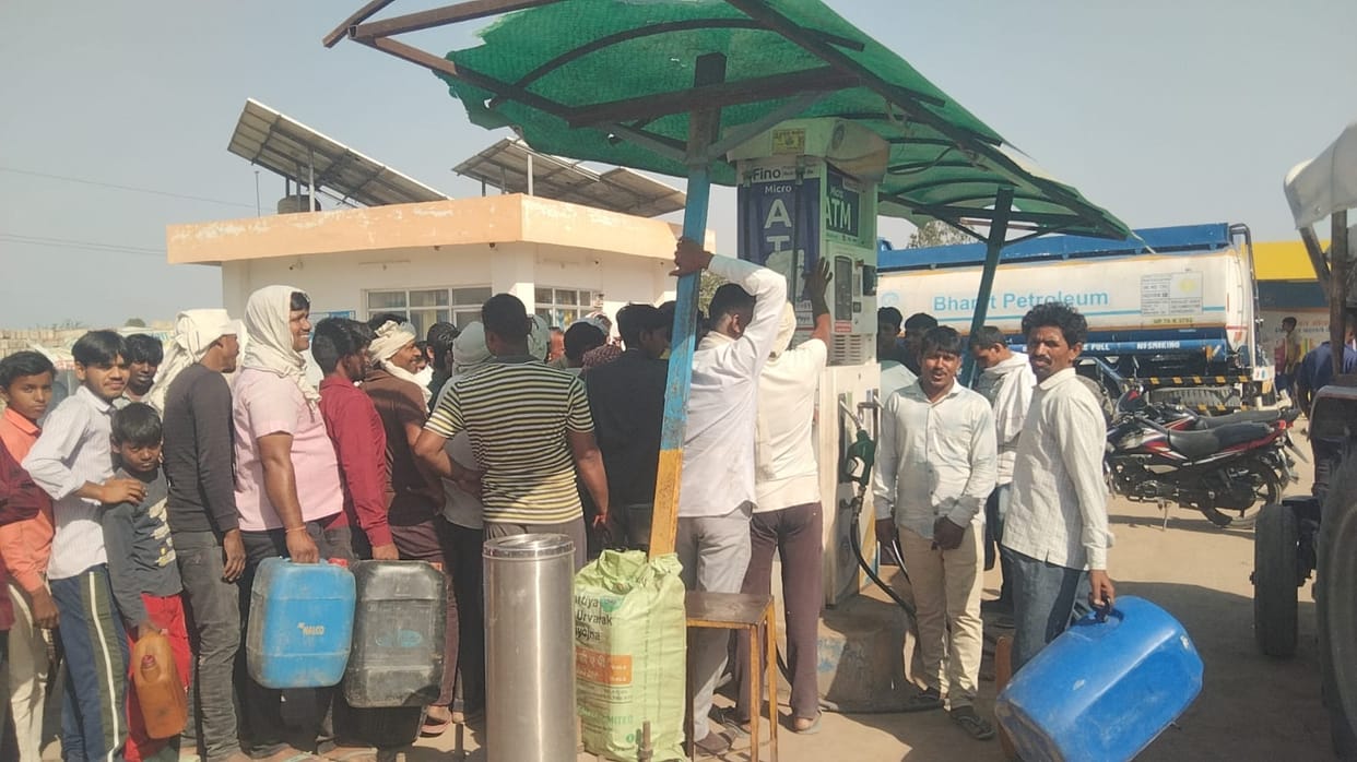 Farmers upset over non-availability of diesel, crowd at petrol pump