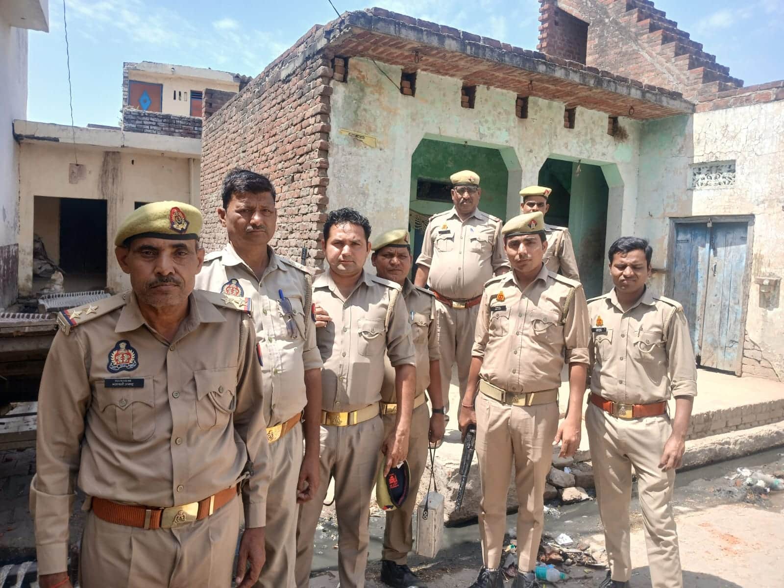 फोटो75सहावर के गांव चहका गुनार में तैनात पुलिस कर्मी ।संवाद