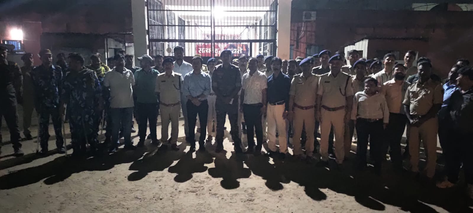 गया सेंट्रल जेल में छापामारी करती गया पुलिस