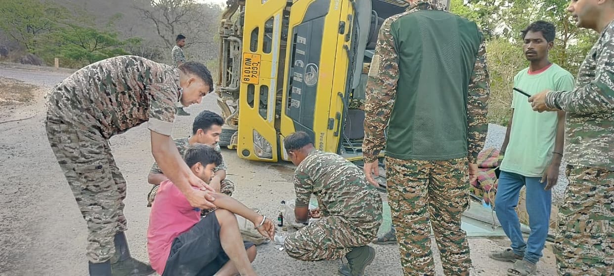 A Hiva carrying concrete overturned in the valley, soldiers rescued it.
